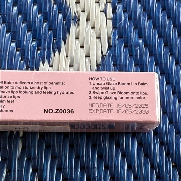 NWT Hydrating Glaze Lip Balm Tinted Lip Balm Smooth Moisturizing Shine Pink Drip - Picture 4 of 11